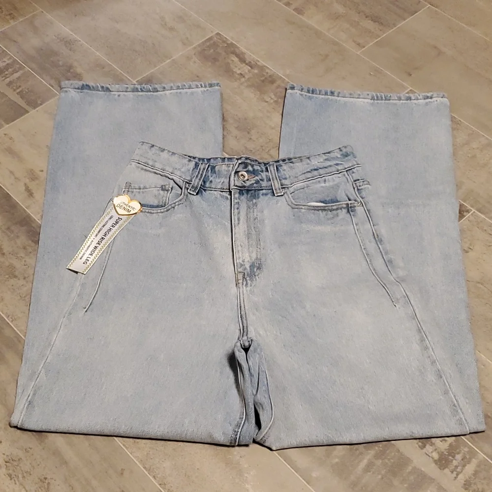 NWT Skinny Fries Super High Rise Wide Leg Light Wash Jeans - Picture 3 of 7